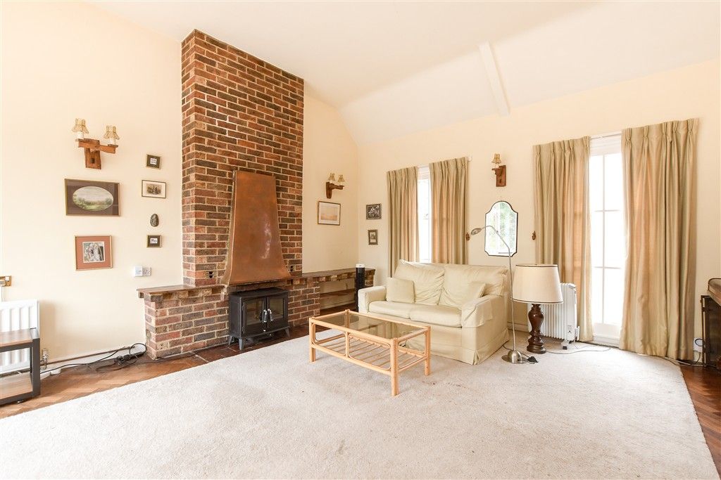 Property photo 2 of 24 Lounge