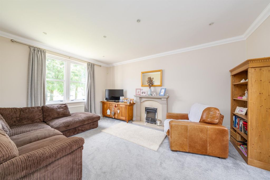 Property photo 3 of 32 27 Buccleuch Chase-05.Jpg