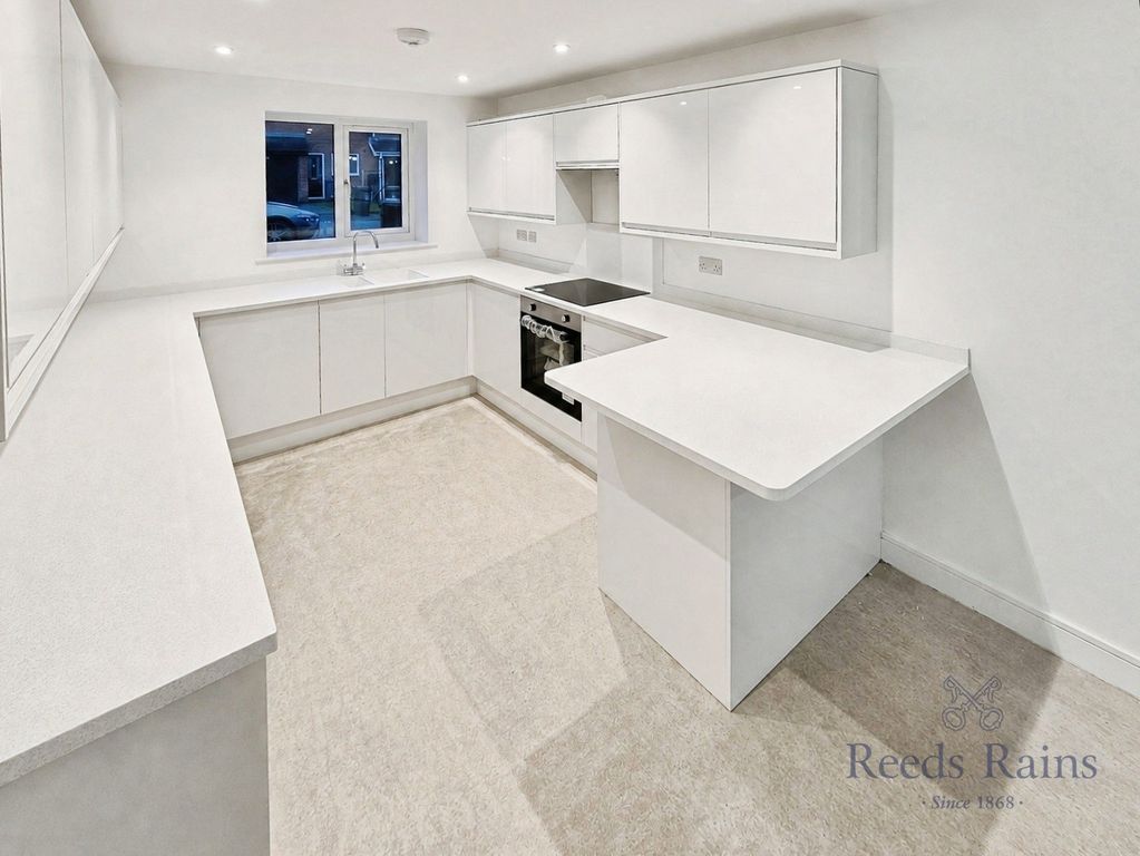 Property photo 3 of 9 Kitchen