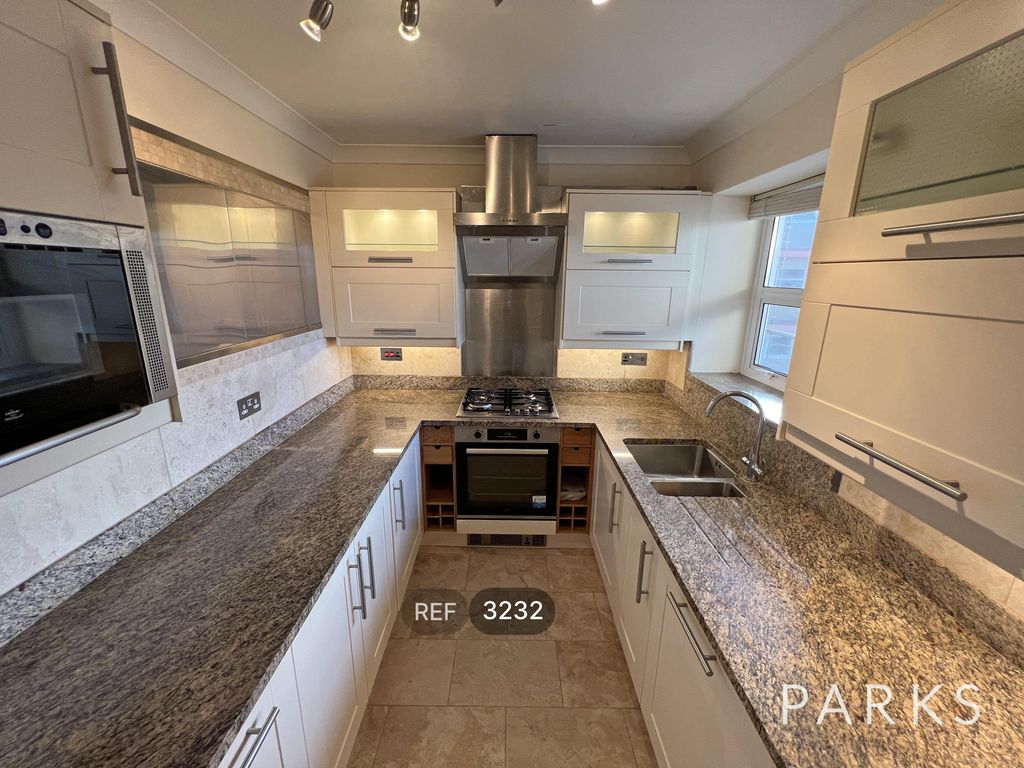 Property photo 3 of 10 Kitchen