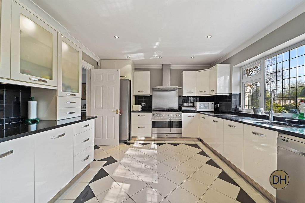 Property photo 2 of 24 Kitchen+