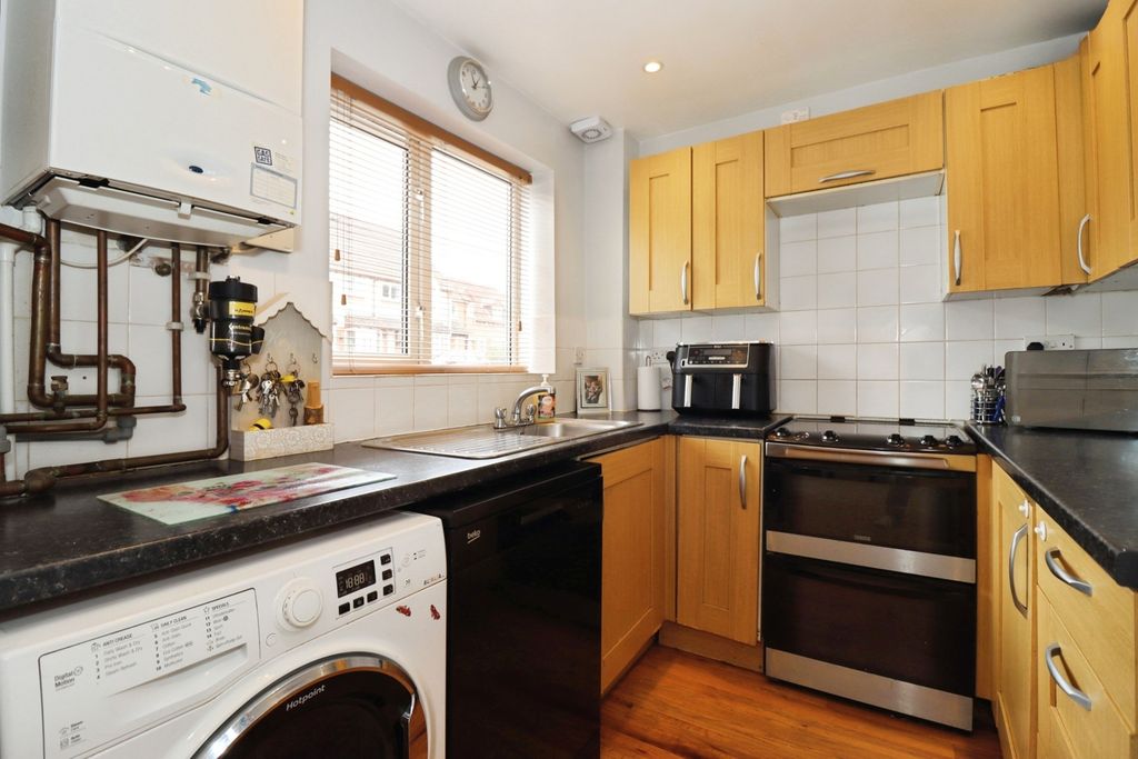 Property photo 3 of 18 Kitchen