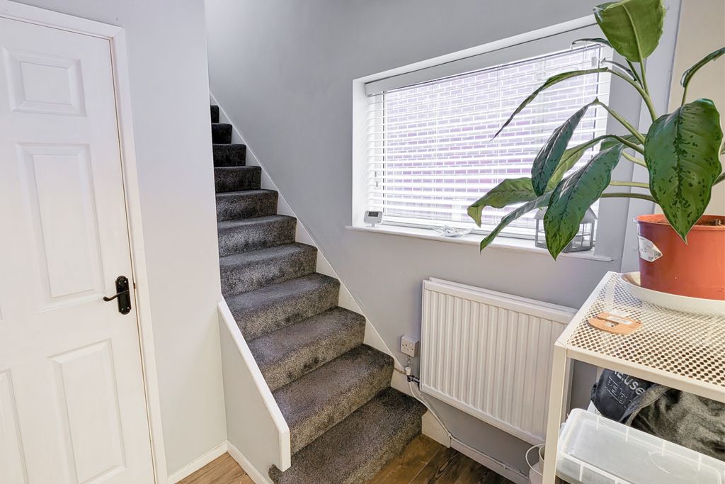 Property photo 3 of 16 Entrance Hall