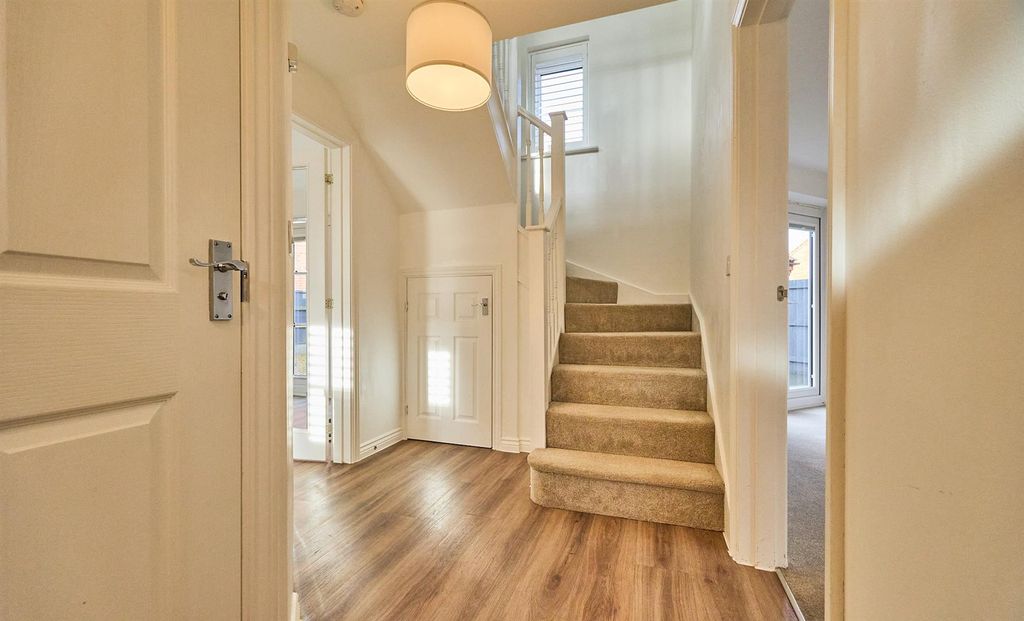 Property photo 3 of 21 Entrance Hallway