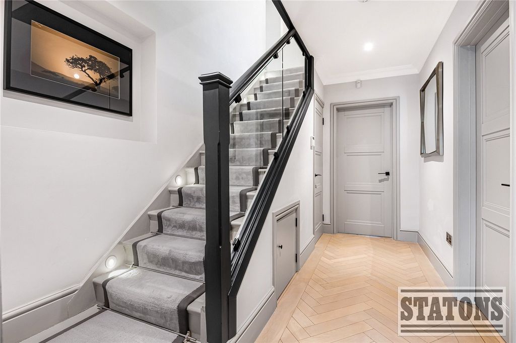 Property photo 2 of 31 Picture No. 10