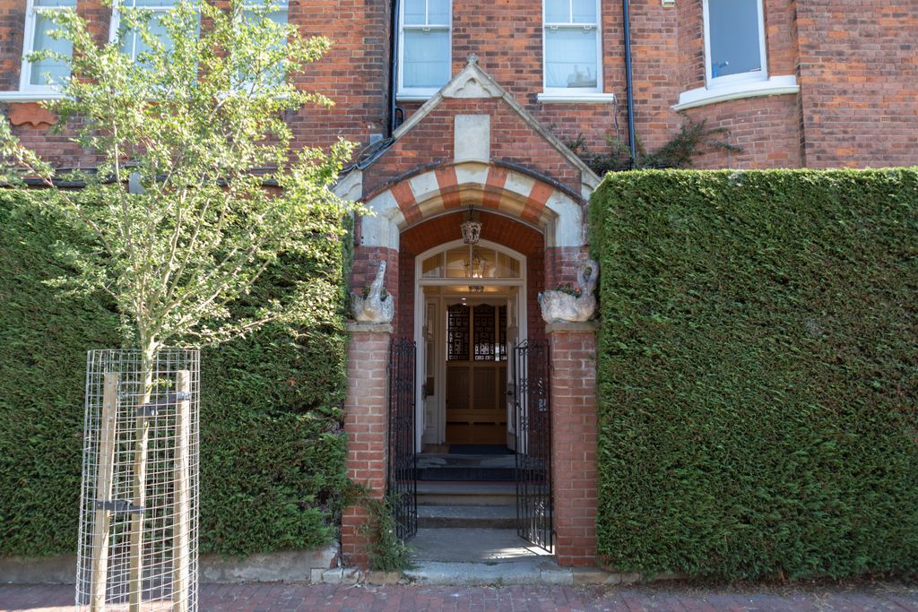 Property photo 1 of 7 Entrance 