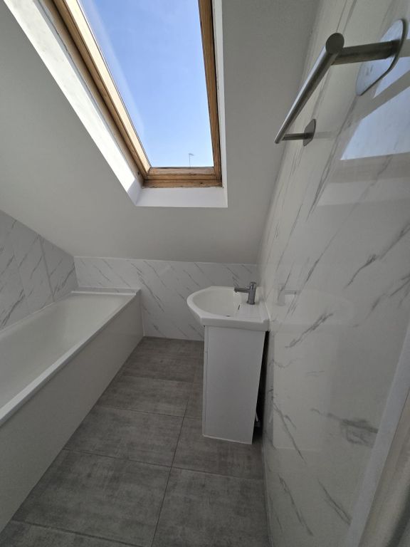 Property photo 3 of 6 Room