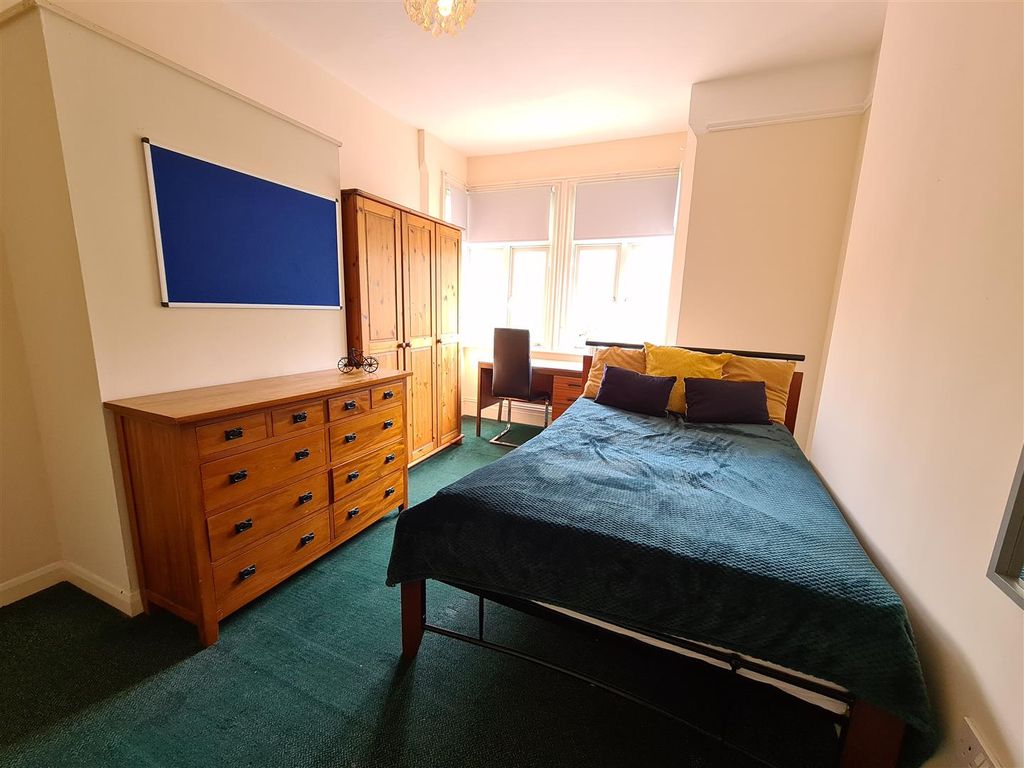 Property photo 2 of 12 Room 5
