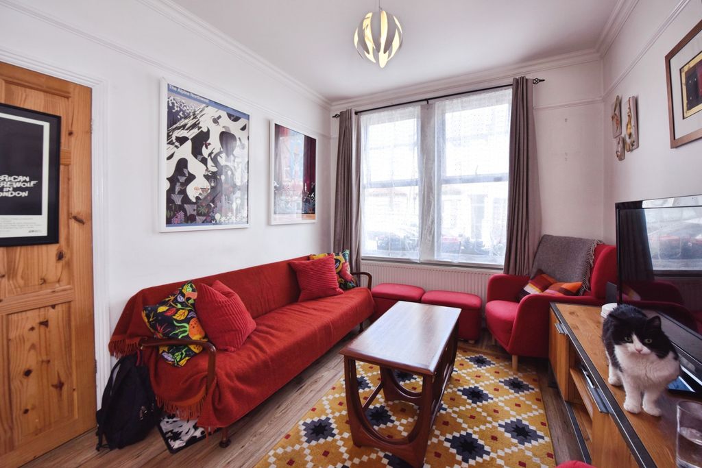 Property photo 2 of 19 Lounge