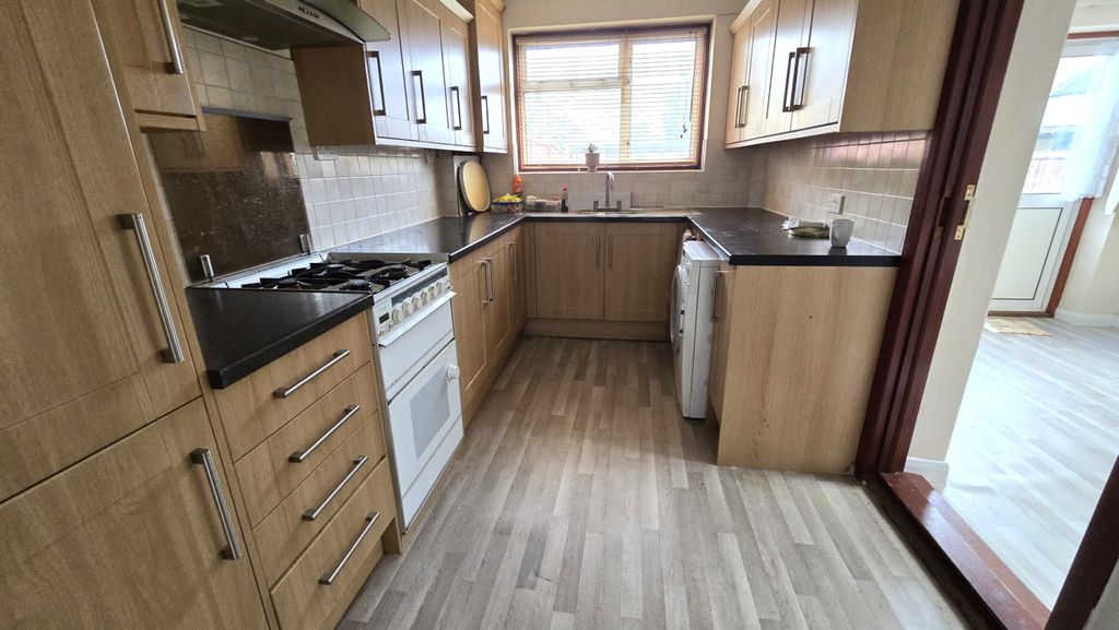 Property photo 1 of 11 5 Bed Terraced House To Rent Mafeking Avenue, Newbury Park Ig2