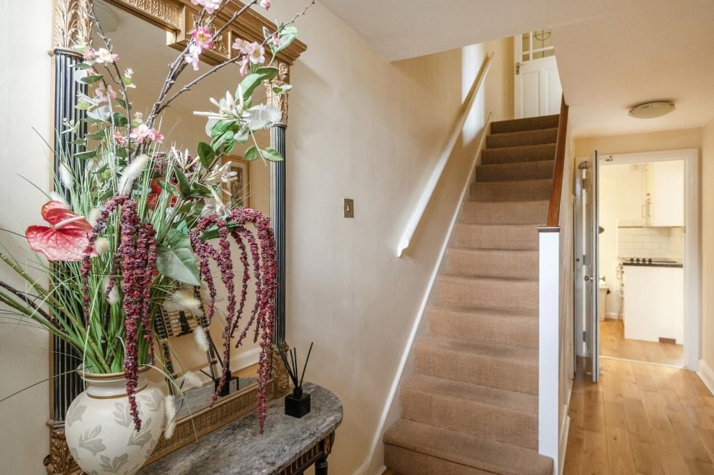 Property photo 2 of 21 Hallway