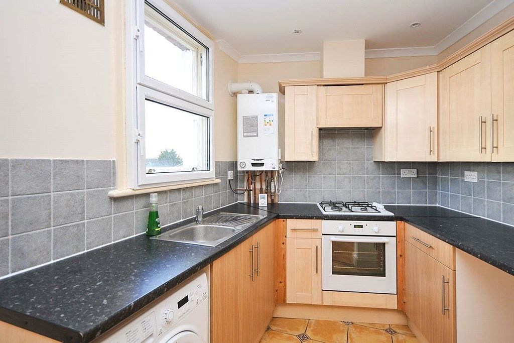 Property photo 3 of 8 Kitchen