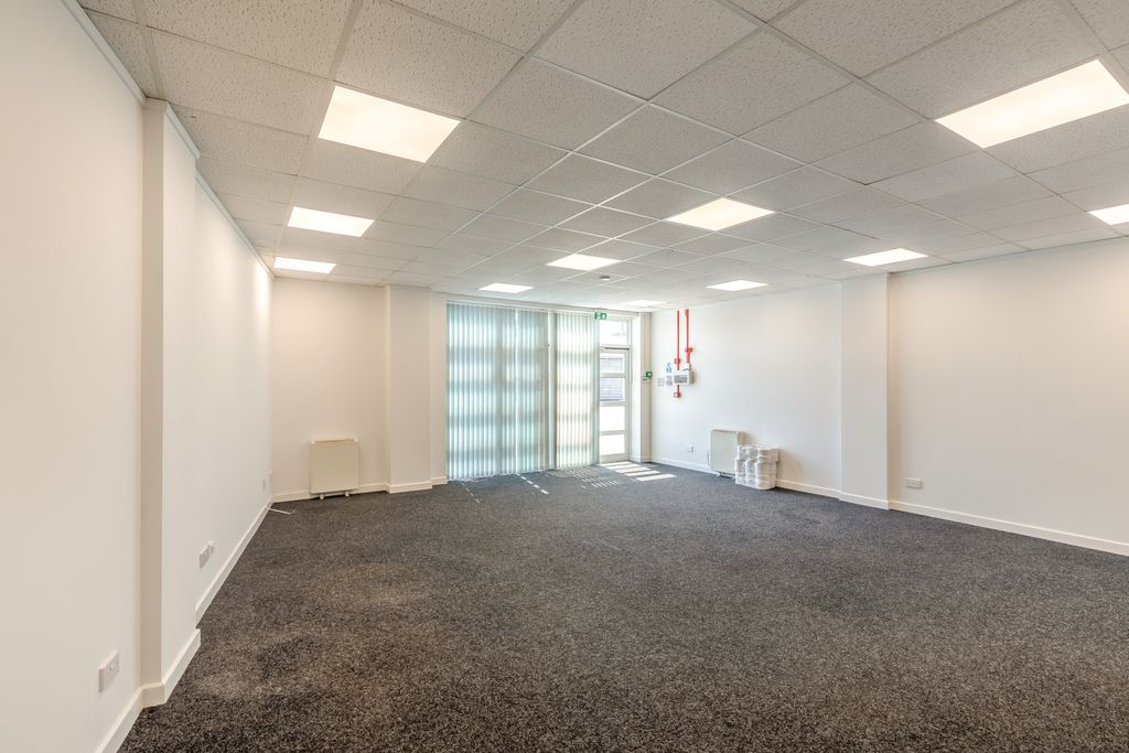 Property photo 3 of 13 8694020-Interior01-800