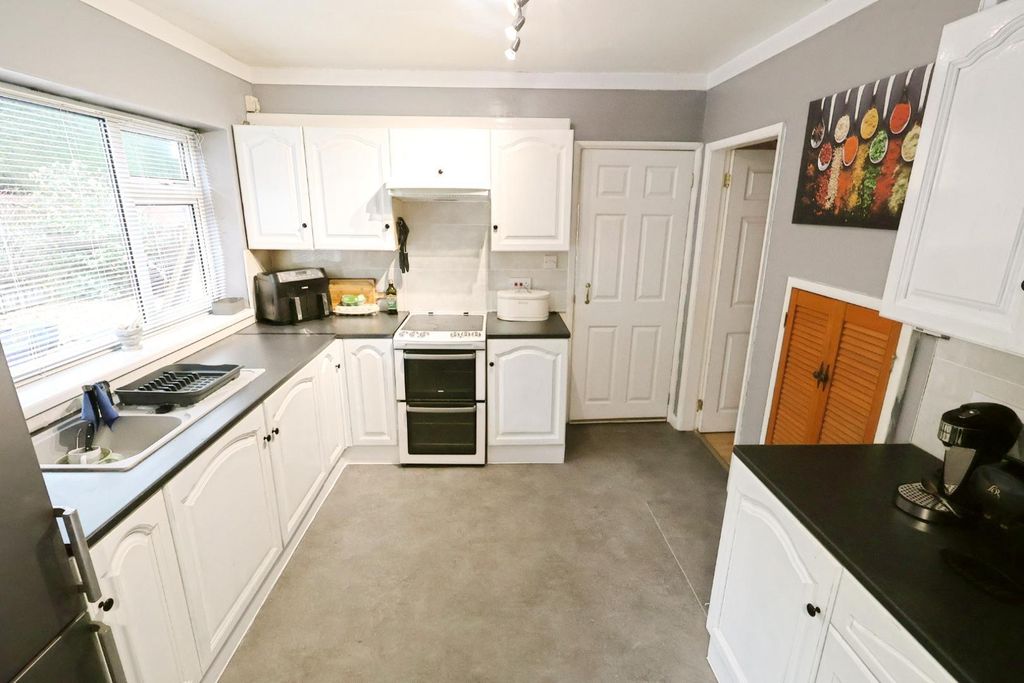 Property photo 3 of 11 Kitchen/Dining Room