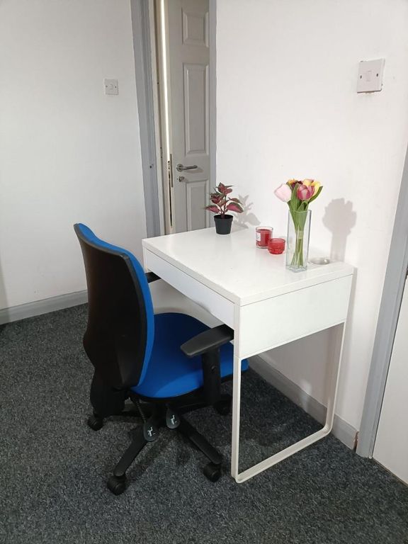 Property photo 2 of 5 Chair And Table.Jpg