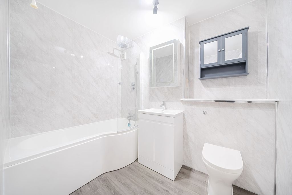 Property photo 3 of 16 Bathroom