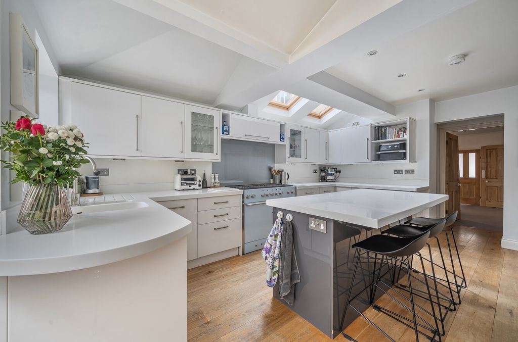 Property photo 3 of 16 1397378-11-696138...