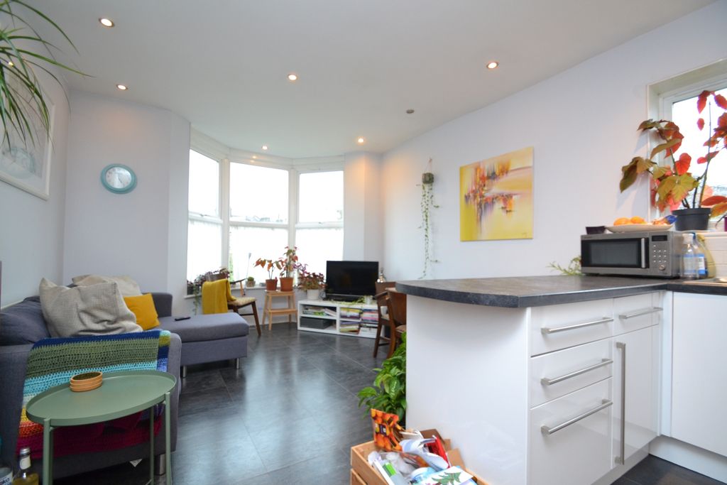 Property photo 2 of 7 Kitchen (2)