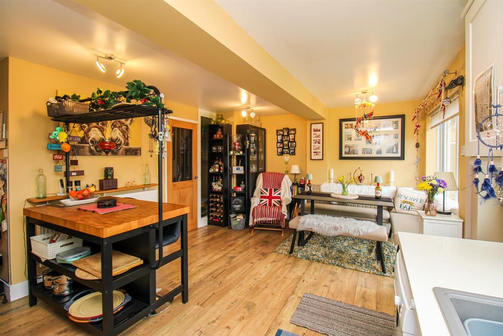 Property photo 3 of 14 Kitchen/Dining/Breakfast Room