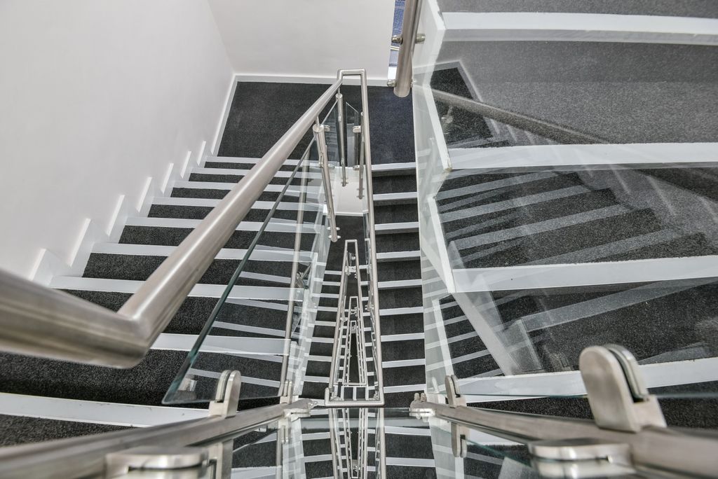 Property photo 3 of 7 Stairwell
