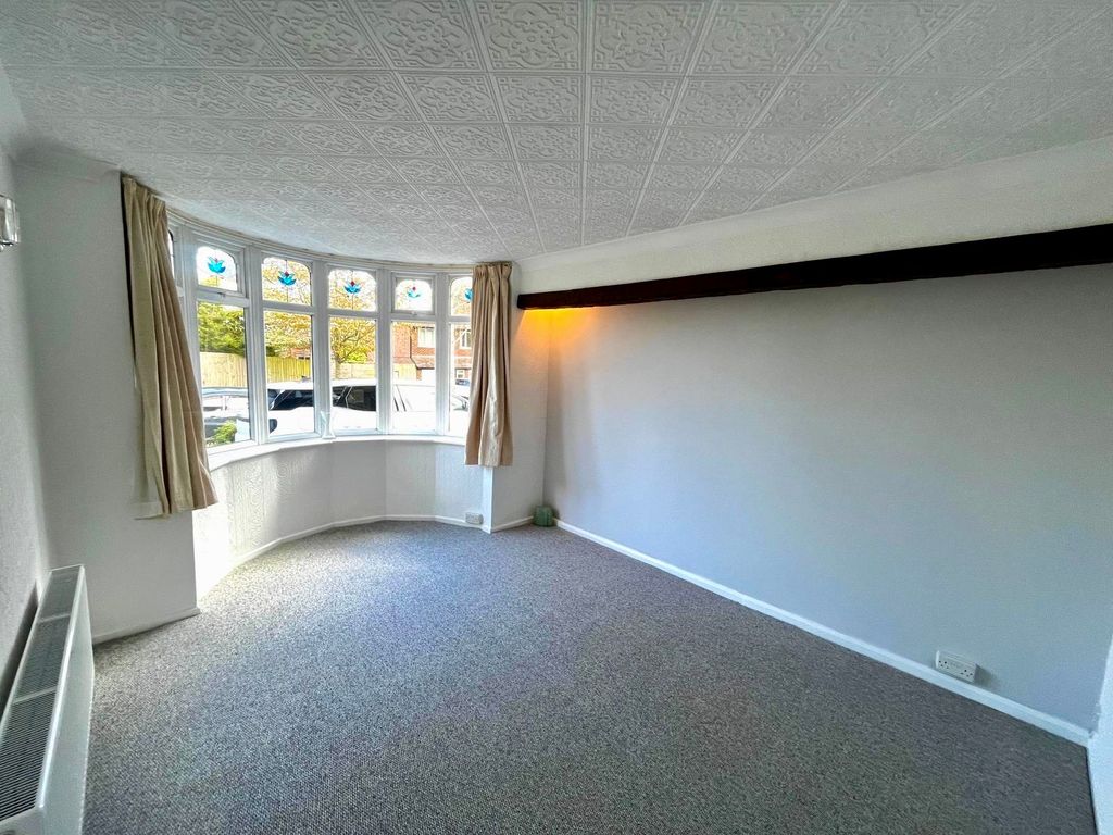 Property photo 3 of 16 Lounge