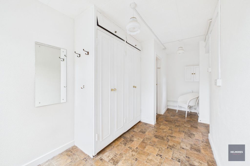 Property photo 2 of 28