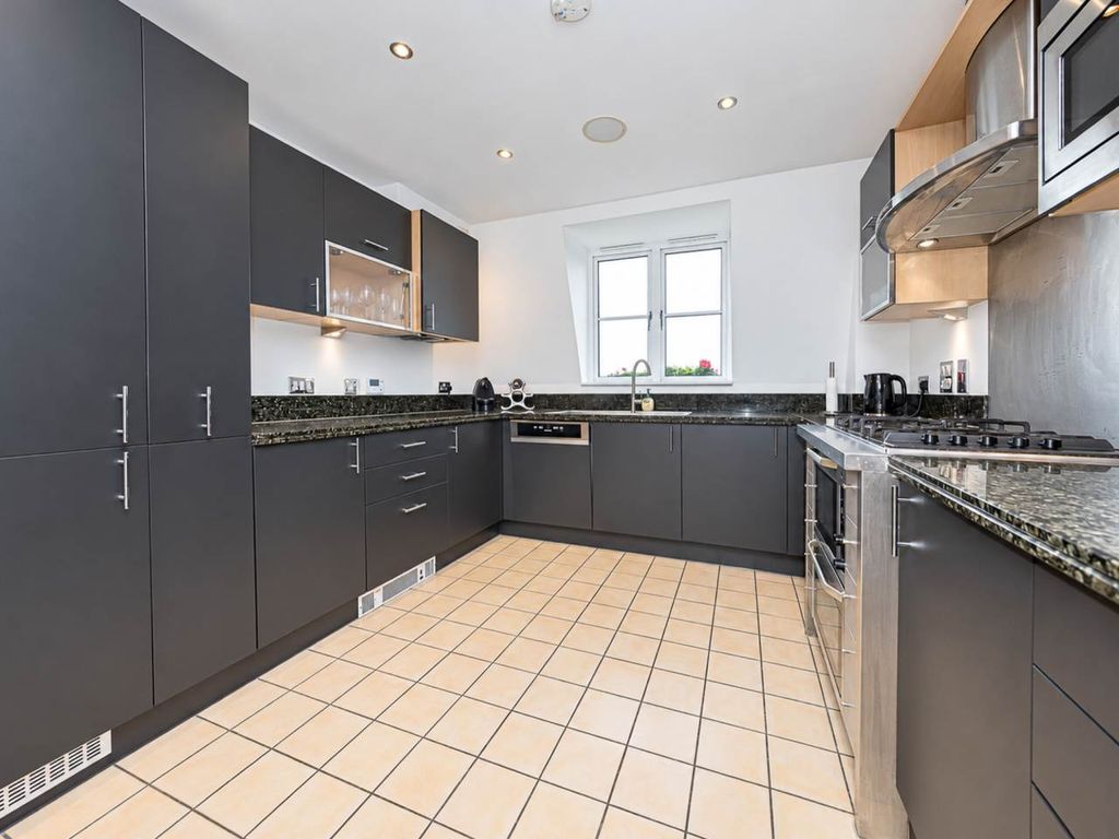 Property photo 3 of 12 41 Grand Regency Heights (8)
