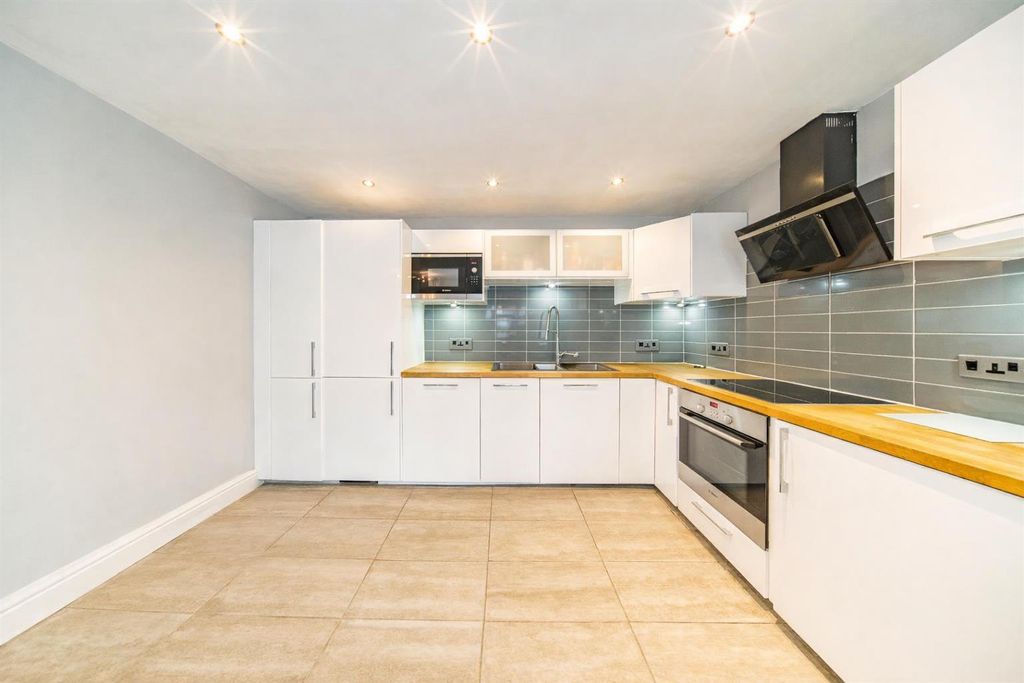 Property photo 3 of 19 8A9A0040-1089-491F-9B99-8A250F91565E.Png