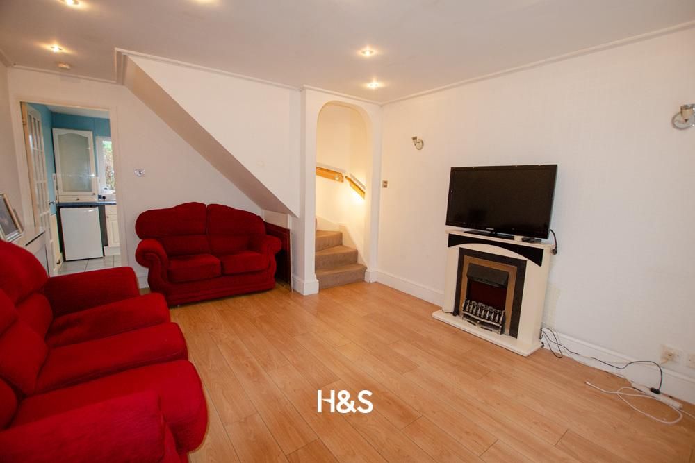 Property photo 2 of 7 34 The Vineries - Lounge.Jpg