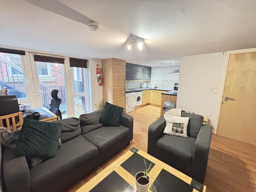 Property photo 2 of 18 A Spacious And Welcoming Living Room Featuring Com...