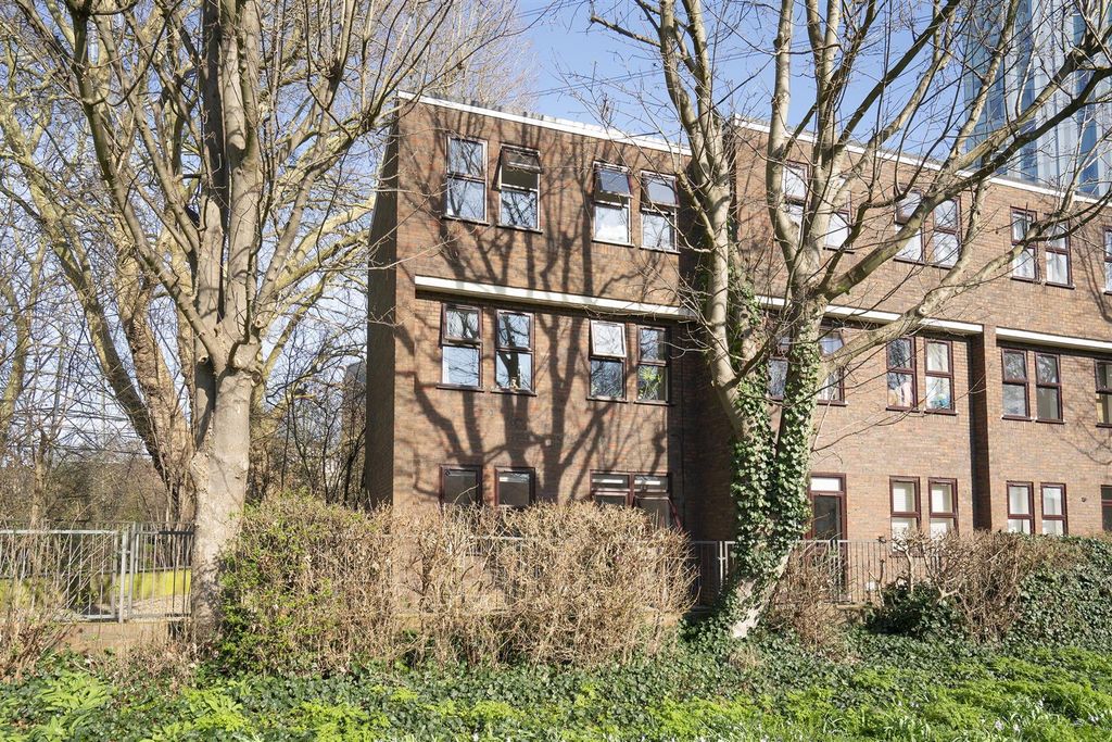 Property photo 1 of 7 3 Millers Mead Court Sw19 External 2.Jpg