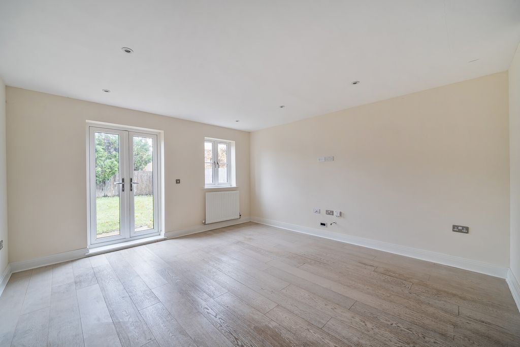 Property photo 3 of 14 1387188-12-693184...