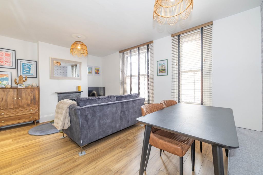 Property photo 2 of 12 Picture 2