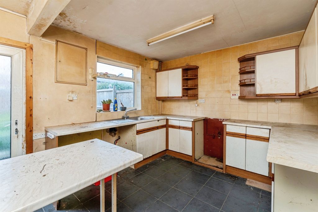 Property photo 2 of 11 Kitchen