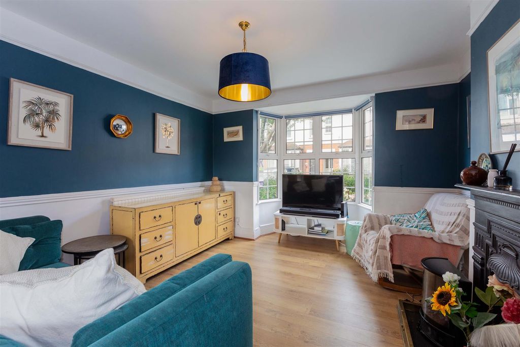 Property photo 3 of 20 4 Furze Road-9.Jpg