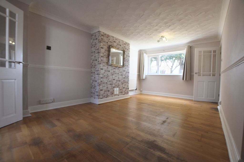Property photo 3 of 17 35 Calder Vale Lounge