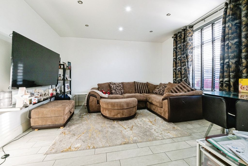 Property photo 2 of 17 Lounge