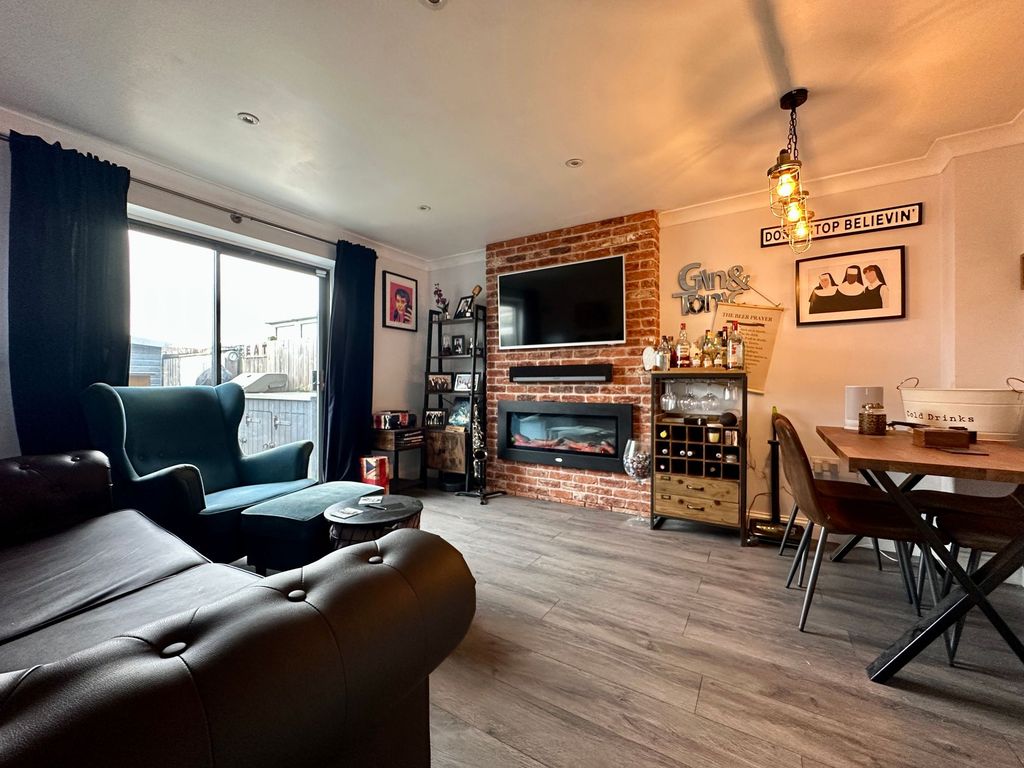 Property photo 2 of 15 Lounge/Diner