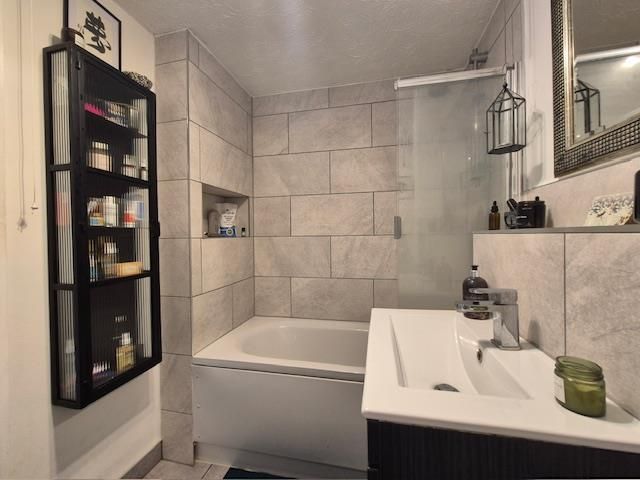 Property photo 2 of 11 Bathroom