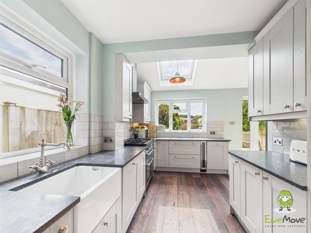 Property photo 3 of 31 Ewemove Estate Agents Basingstoke - Winchester Roa