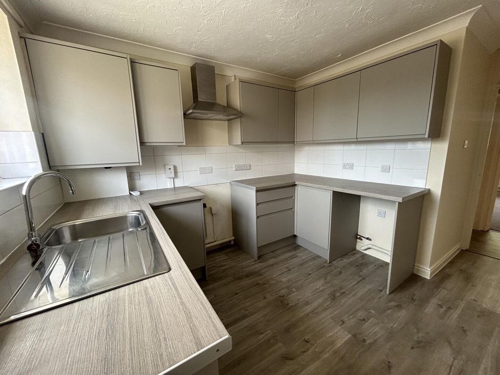 Property photo 3 of 6 Kitchen