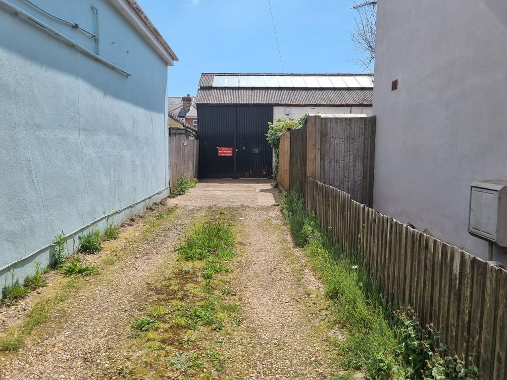 Property photo 2 of 6