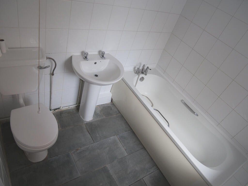 Property photo 3 of 10 Bathroom