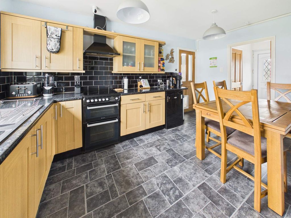 Property photo 3 of 17 Kitchen