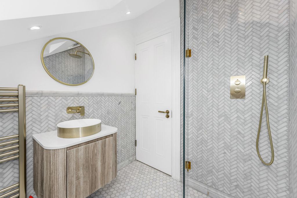 Property photo 1 of 25 Bathroom