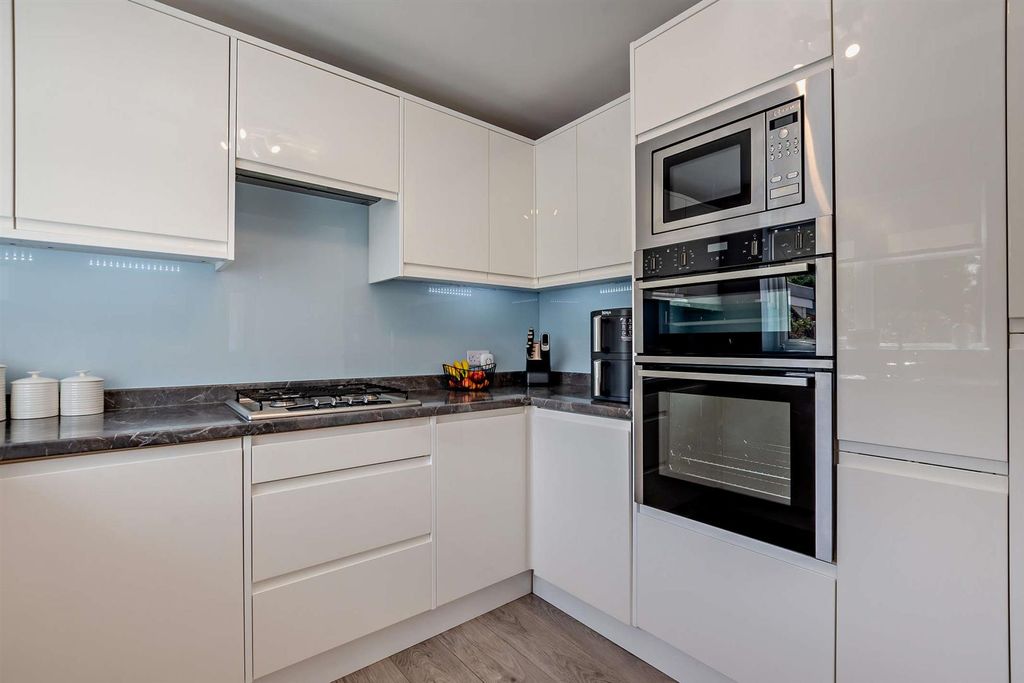 Property photo 3 of 27 8703719-Interior06-800.Jpg