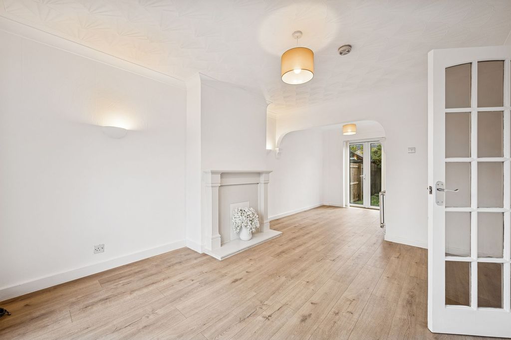 Property photo 3 of 18 Lounge