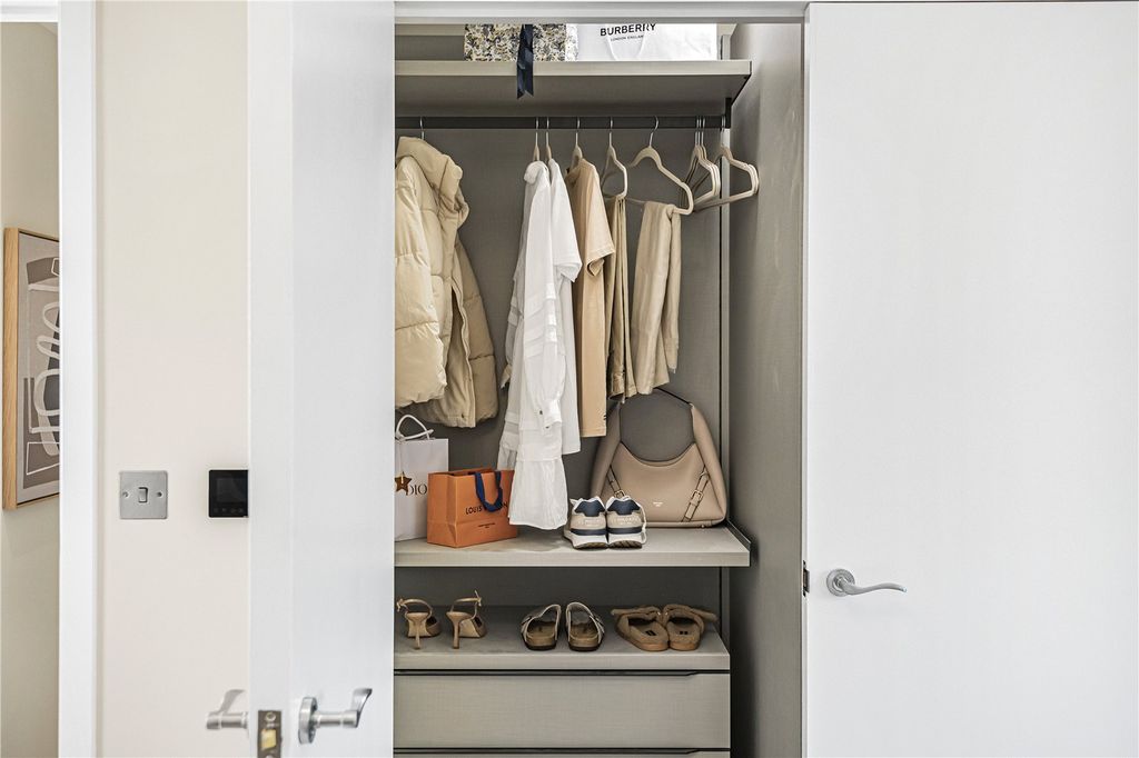 Property photo 3 of 5 Wardrobe