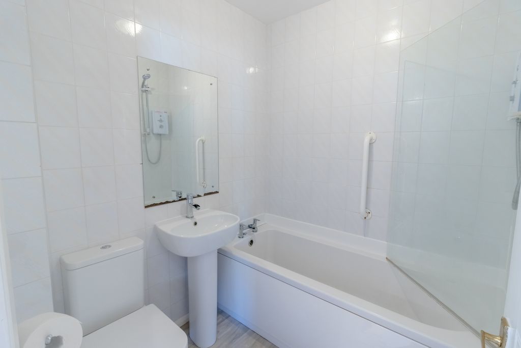 Property photo 2 of 22 Bathroom