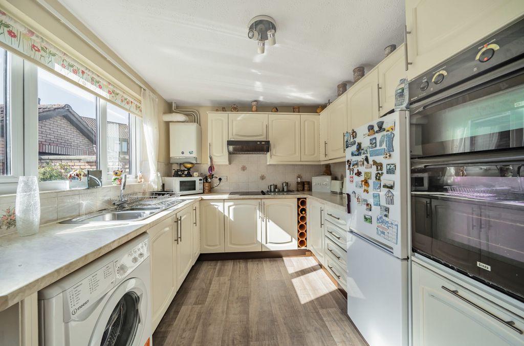 Property photo 3 of 17 Kitchen